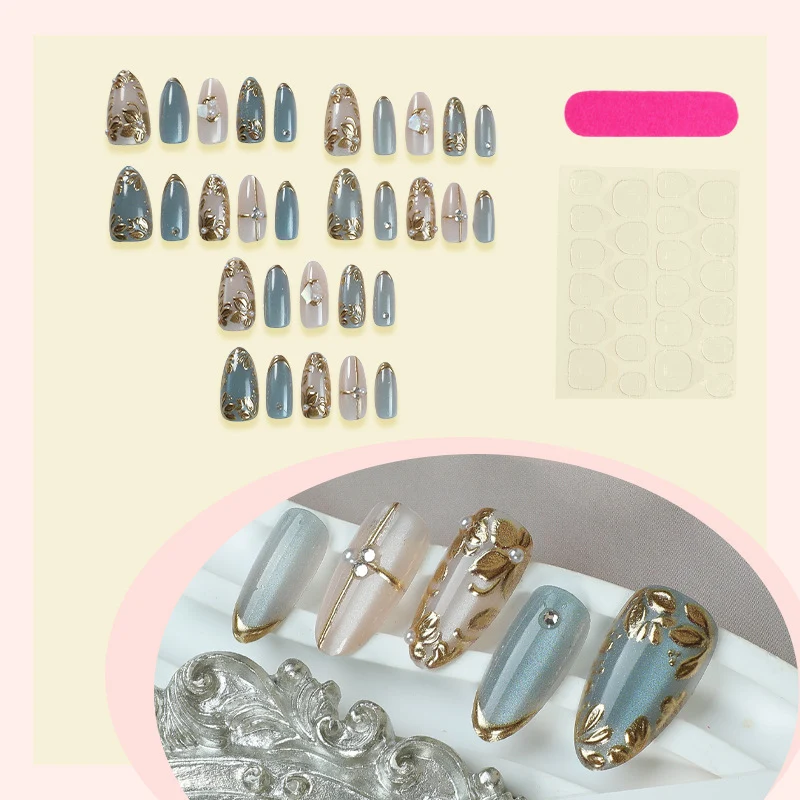 Kunstnagelset mit floralen Goldverzierungen Karnz