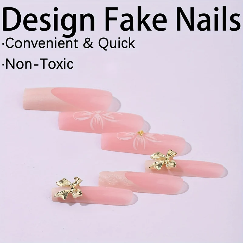 Kunstnagelset mit floralen Details Karnz