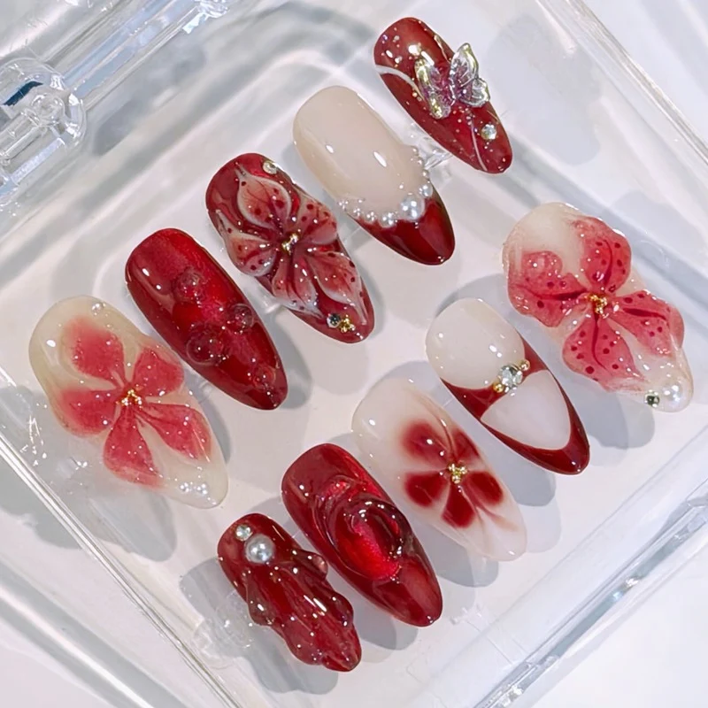 Kunstnagelset mit floralen Designs und glamourösen Akzenten Karnz