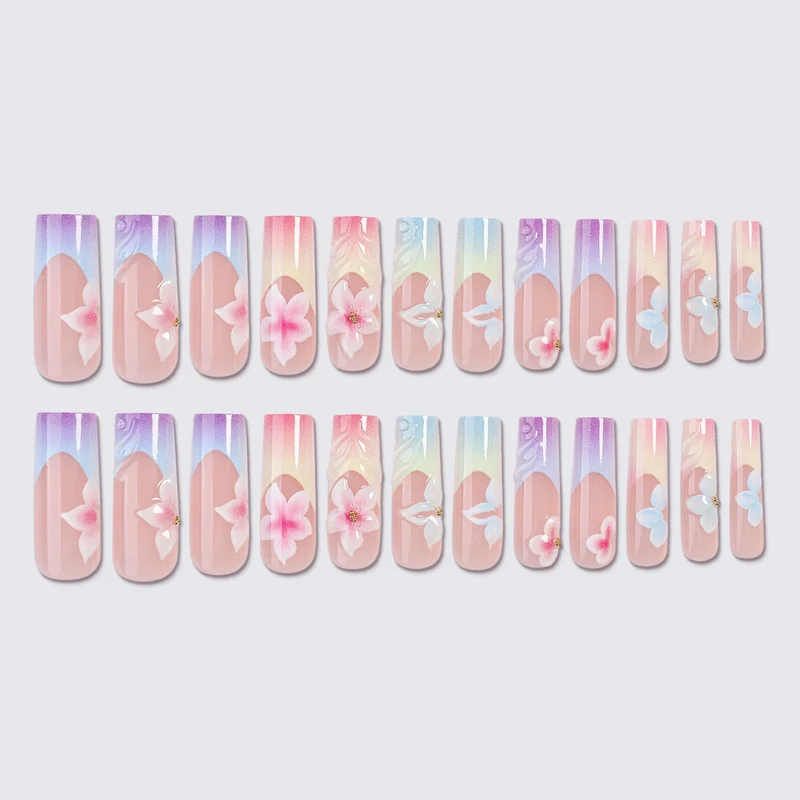 Kunstnagelset mit floralen Designs und elegantem Ombre-Effekt Karnz