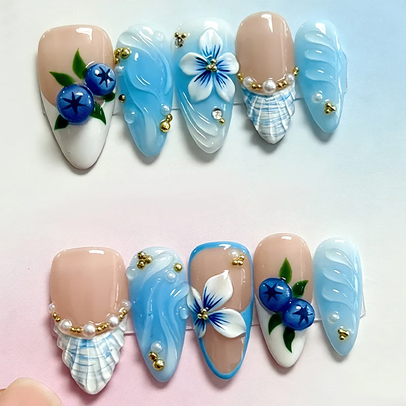 Kunstnagelset mit floralen Akzenten und glitzernden Details Karnz