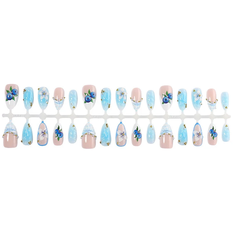 Kunstnagelset mit floralen Akzenten und glitzernden Details Karnz