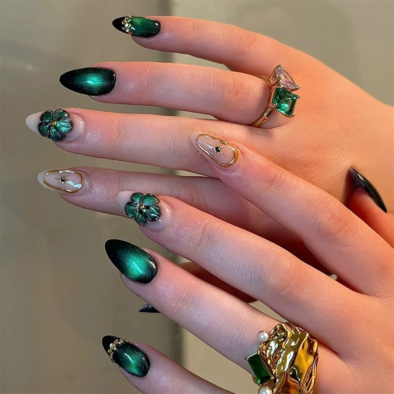 Kunstnagelset mit floralen Akzenten und Glitzerdetails Karnz