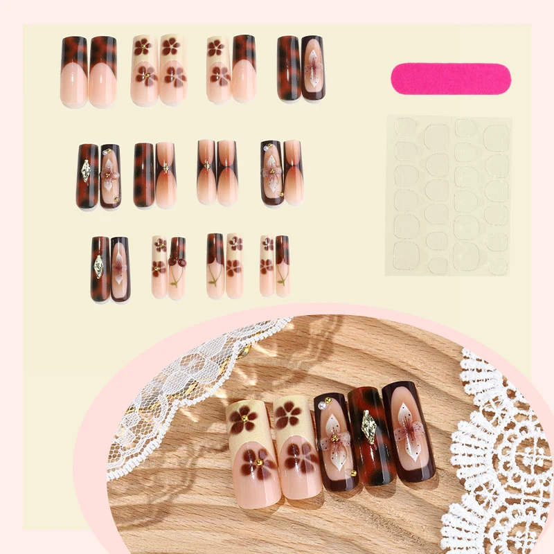 Kunstnagelset mit floralen Akzenten und Glitzerakzenten Karnz