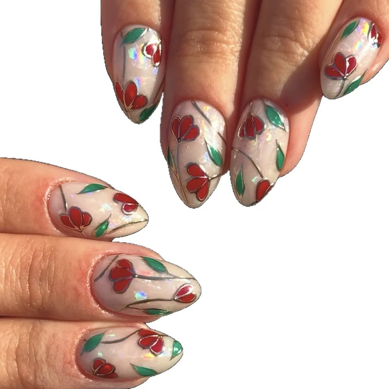 Kunstnagelset mit floralen Akzenten und Glitzer Karnz