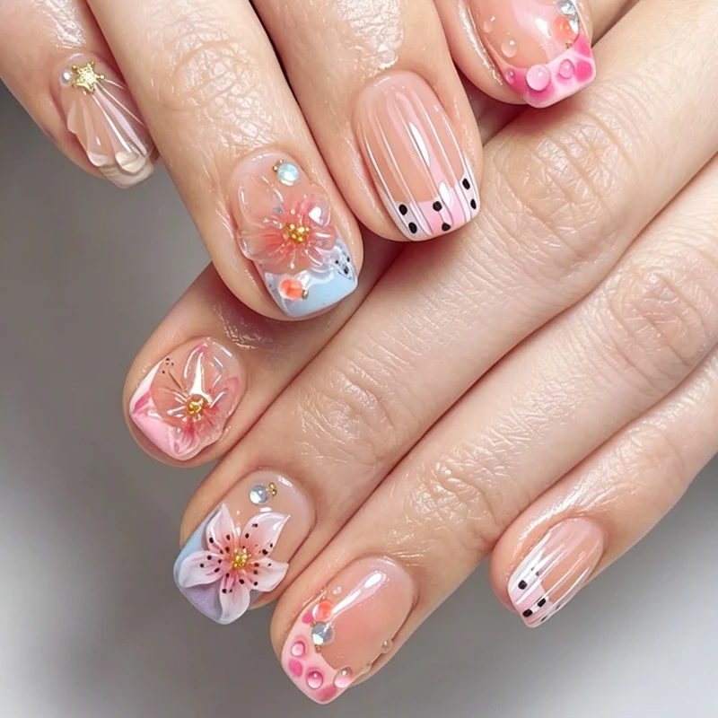 Kunstnagelset mit floralen Akzenten und glamourösen Dekoren Karnz