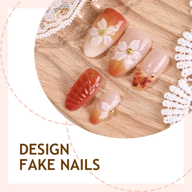 Kunstnagelset mit floralen Akzenten und glamourösem Design Karnz