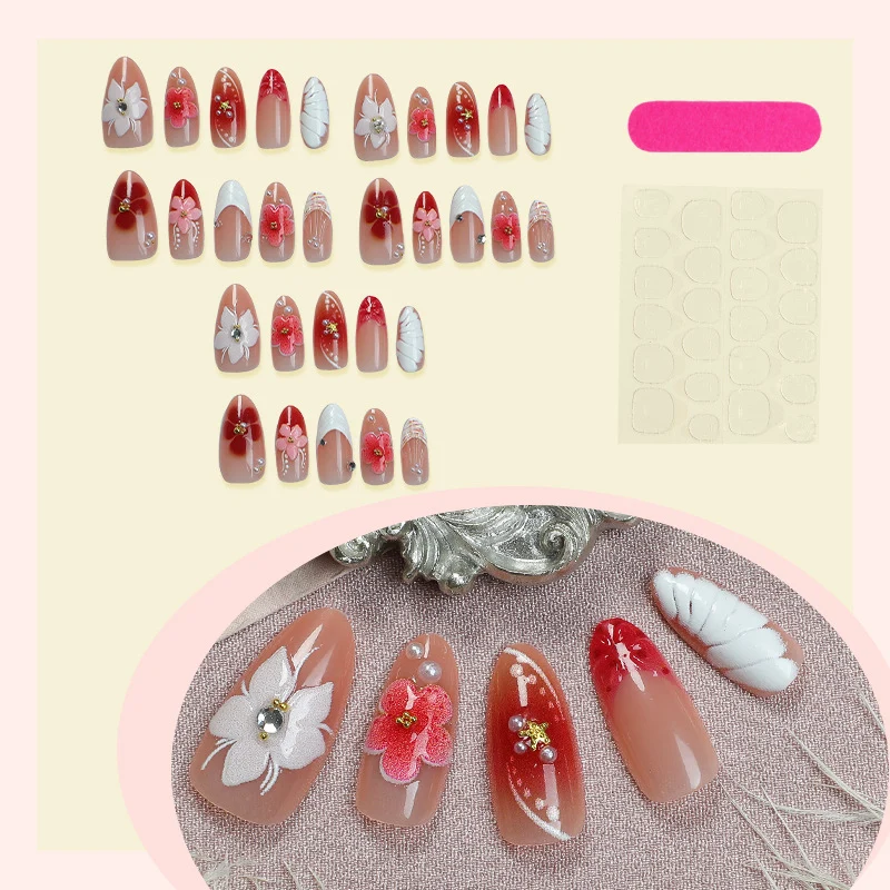 Kunstnagelset mit floralen Akzenten Karnz