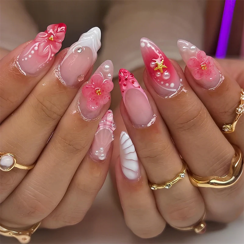 Kunstnagelset mit floralen Akzenten Karnz