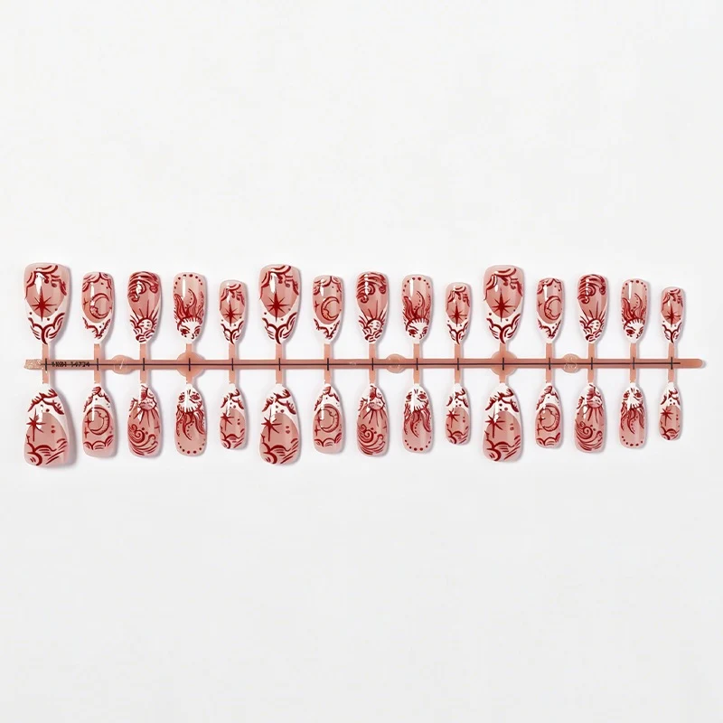 Kunstnagelset mit floralem Design und zarten Verzierungen Karnz