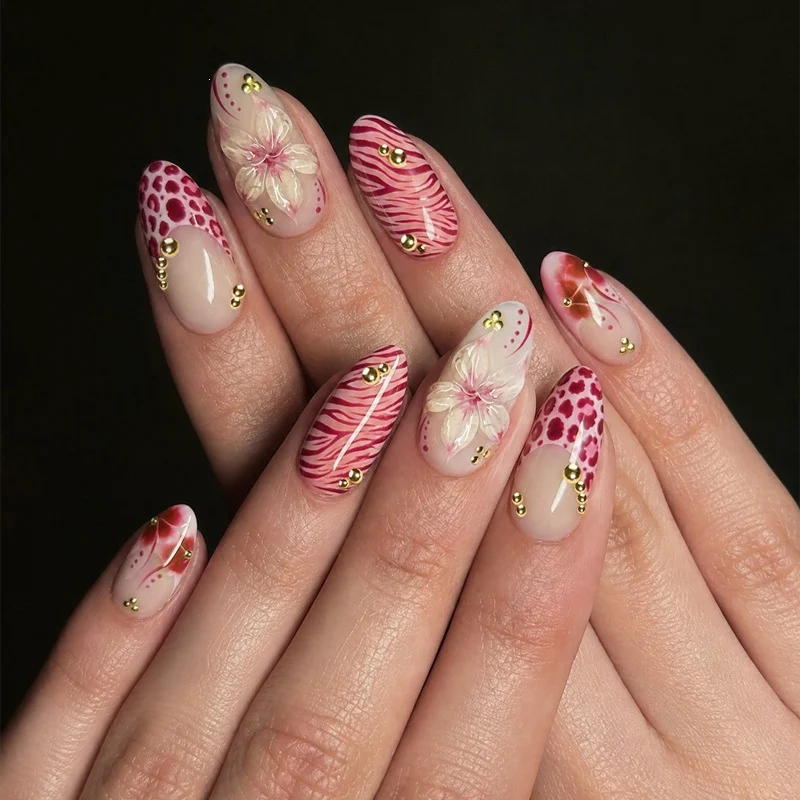 Kunstnagelset mit floralem Design und Goldakzenten Karnz