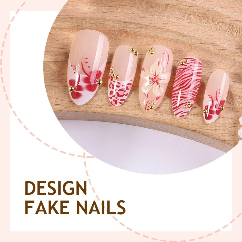 Kunstnagelset mit floralem Design und Goldakzenten Karnz