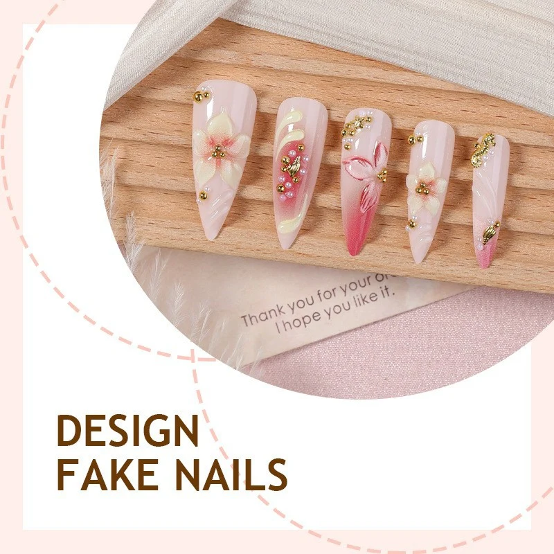Kunstnagelset mit floralem Design und Glitzerakzenten Karnz