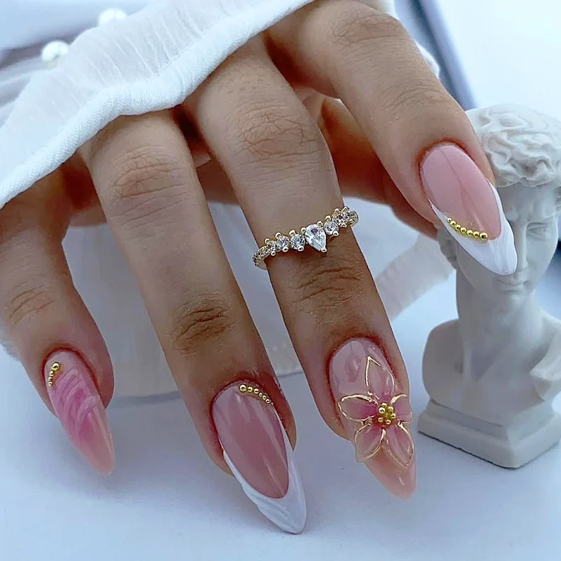 Kunstnagelset mit floralem Design und eleganten Verzierungen Karnz