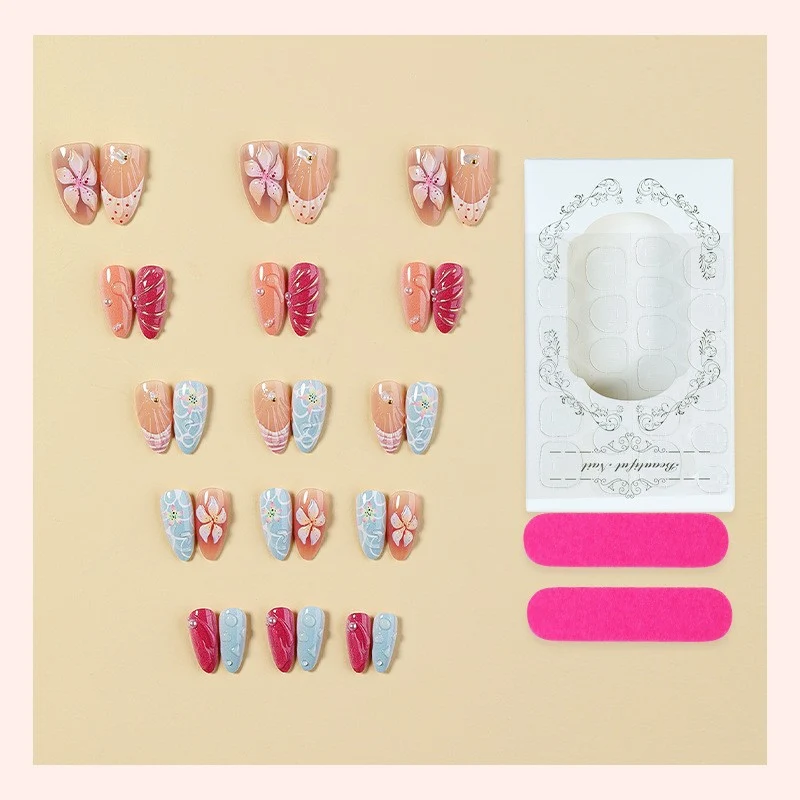 Kunstnagelset mit floralem 3D-Design und Glitzerakzenten Karnz