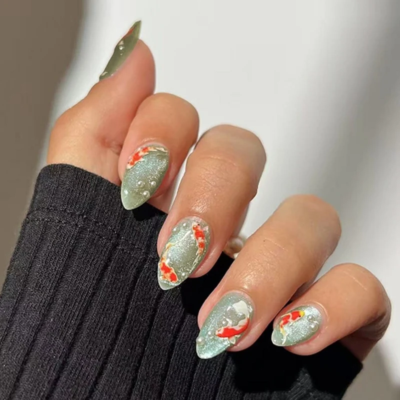 Kunstnagelset mit filigranen Koi-Fischdesigns und Glitzerakzenten Karnz