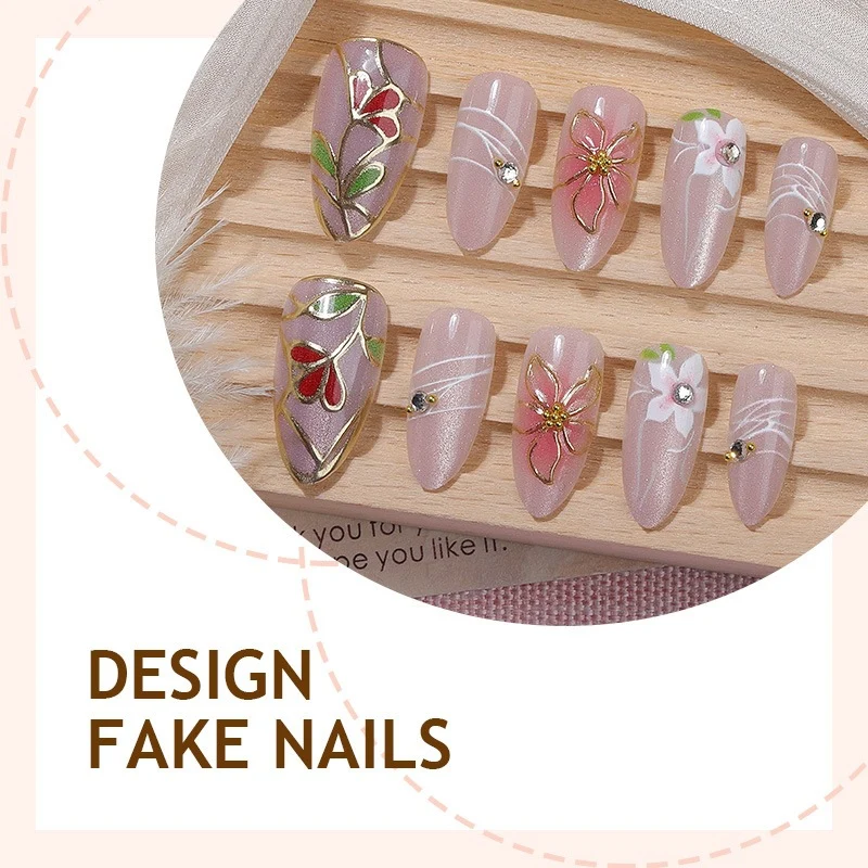 Kunstnagelset mit filigranen floralen Verzierungen und glänzenden Details Karnz