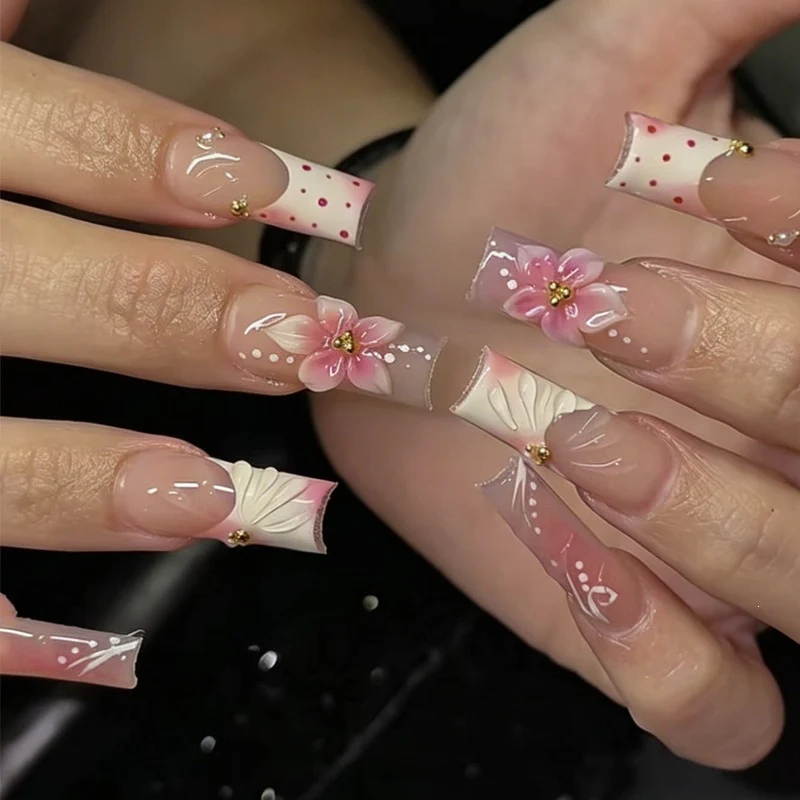 Kunstnagelset mit filigranen Blüten- und Glitzerakzenten Karnz