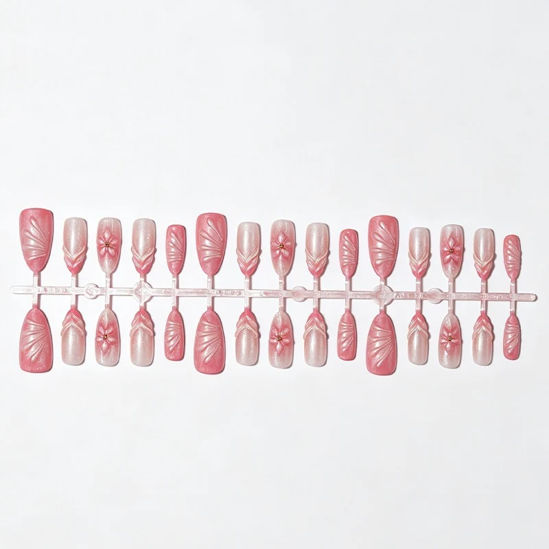 Kunstnagelset mit filigranen Blüten und Glitzerakzenten Karnz