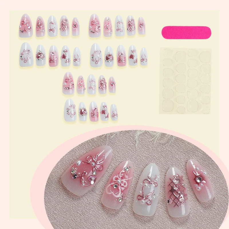 Kunstnagelset mit filigranen Blumen- und Glitzermotiven Karnz
