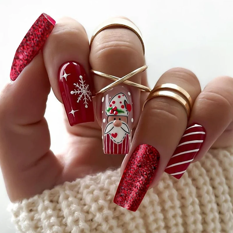 Kunstnagelset mit festlichen Weihnachtsmotiven und Glitzer Karnz