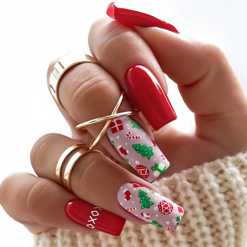 Kunstnagelset mit festlichen Weihnachtsmotiven und glamourösem Glitzer Karnz