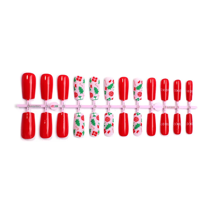 Kunstnagelset mit festlichen Weihnachtsmotiven und glamourösem Glitzer Karnz