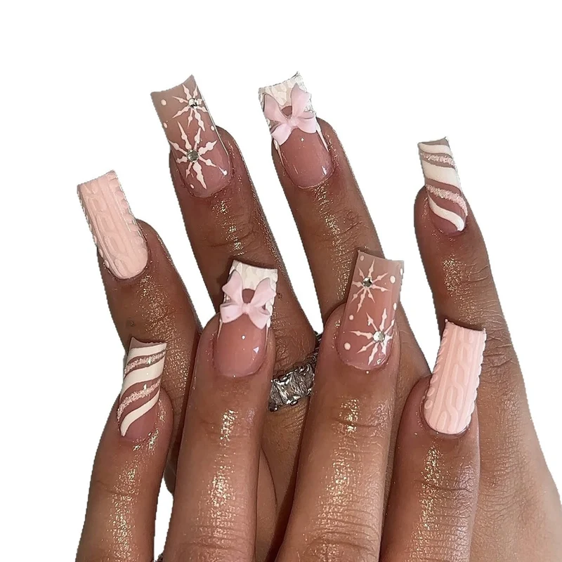 Kunstnagelset mit festlichen Weihnachtsmotiven Karnz