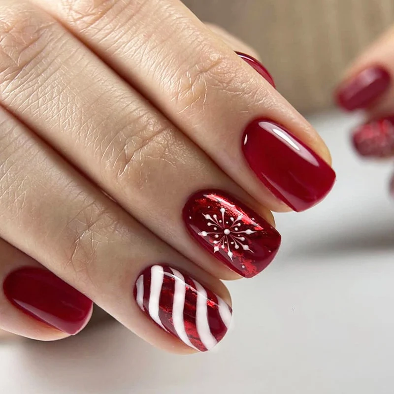 Kunstnagelset mit festlichen Designs und Glitzerakzenten Karnz