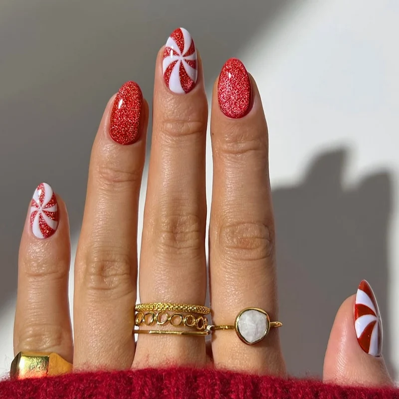 Kunstnagelset mit festlichem Zuckerstangen-Design Karnz