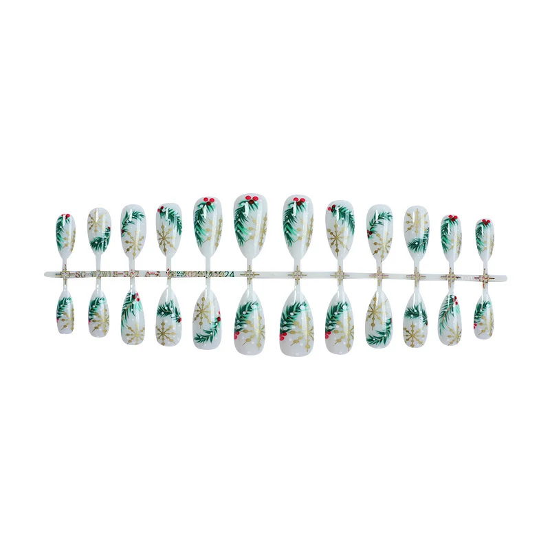 Kunstnagelset mit festlichem Winterdesign Karnz