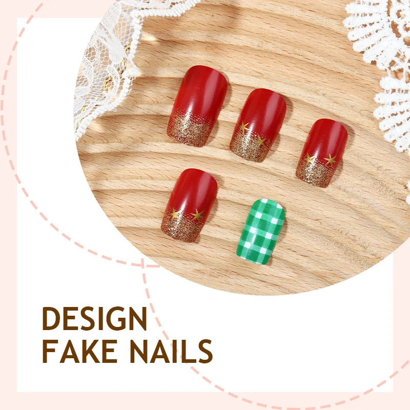 Kunstnagelset mit festlichem Weihnachtsdesign und glamourösen Akzenten Karnz