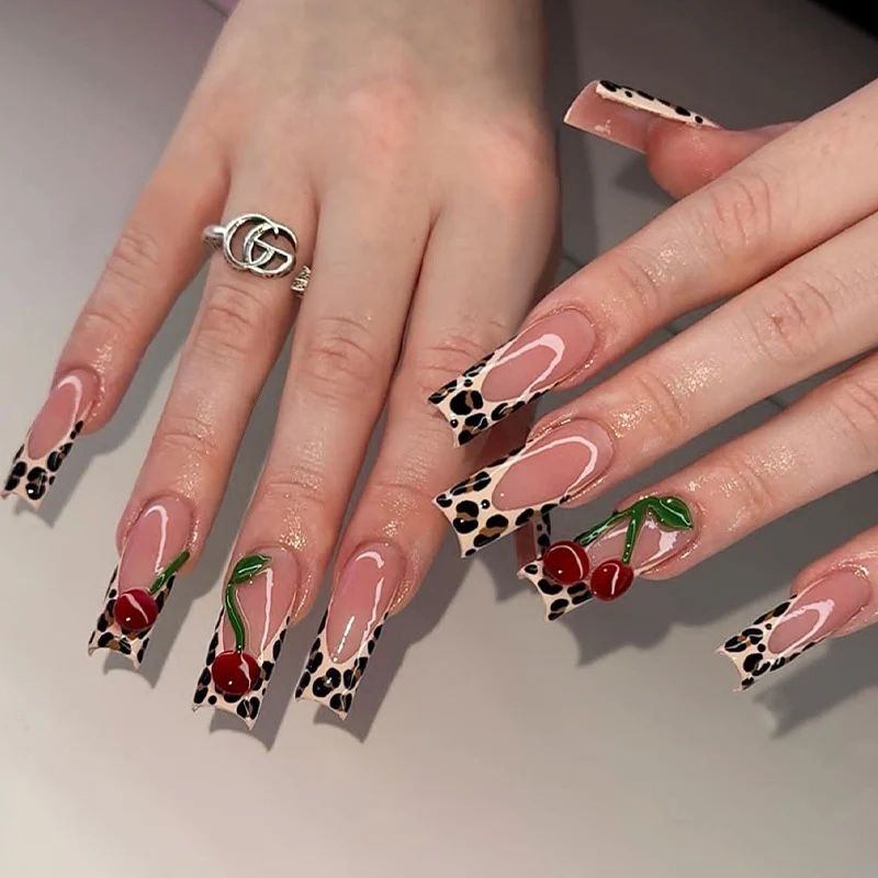 Kunstnagelset mit exklusivem Leoparden-Design und kreativen Akzenten Karnz