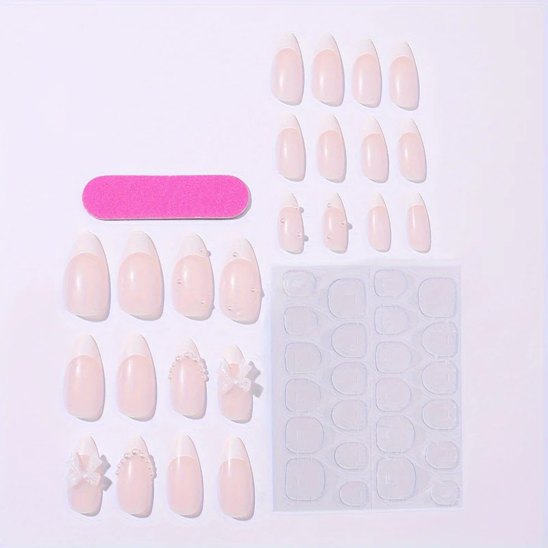 Kunstnagelset mit eleganten Verzierungselementen Karnz