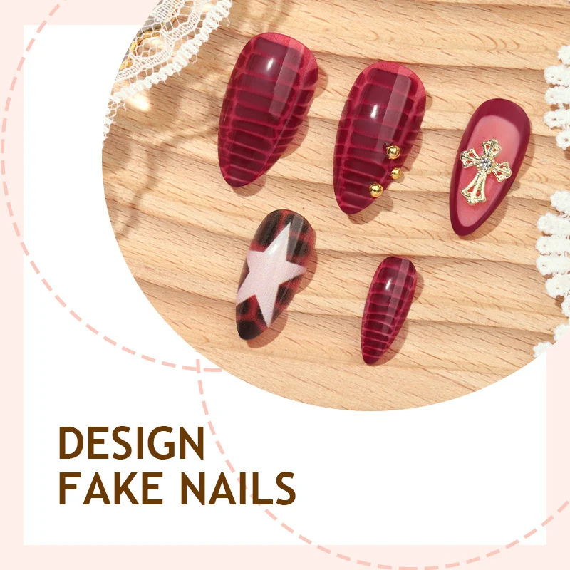 Kunstnagelset mit eleganten Verzierungen und verschiedenen Designs Karnz