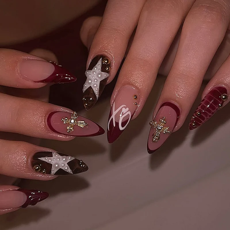 Kunstnagelset mit eleganten Verzierungen und verschiedenen Designs Karnz