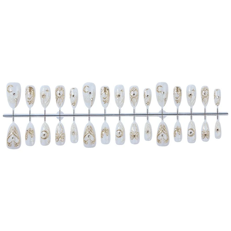 Kunstnagelset mit eleganten Verzierungen und Glitzerakzenten Karnz