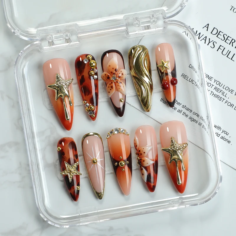 Kunstnagelset mit eleganten Verzierungen Karnz