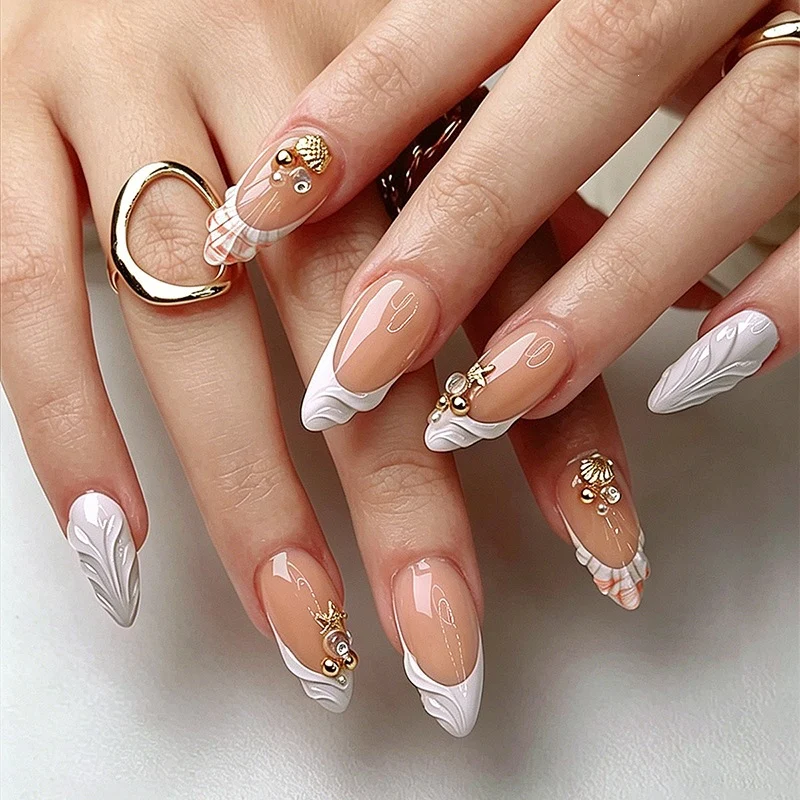 Kunstnagelset mit eleganten und floralen Verzierungen Karnz