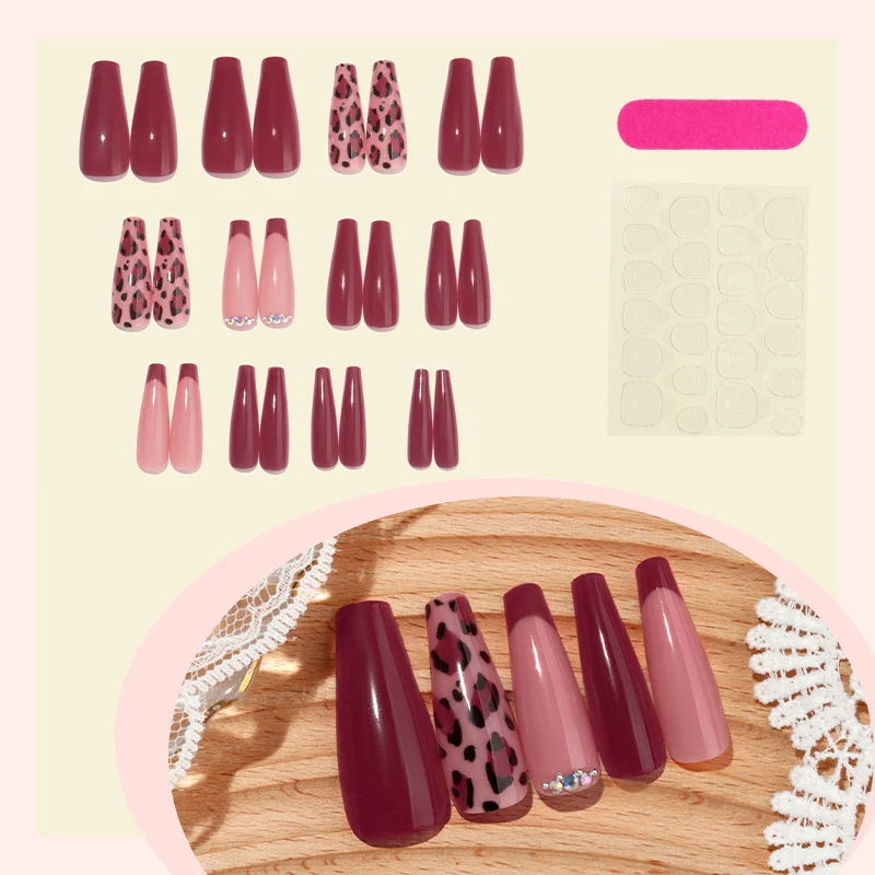 Kunstnagelset mit eleganten Tierdruck- und Glitzerakzenten Karnz