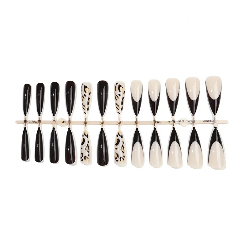 Kunstnagelset mit eleganten Spitzen und modischen Muster Karnz