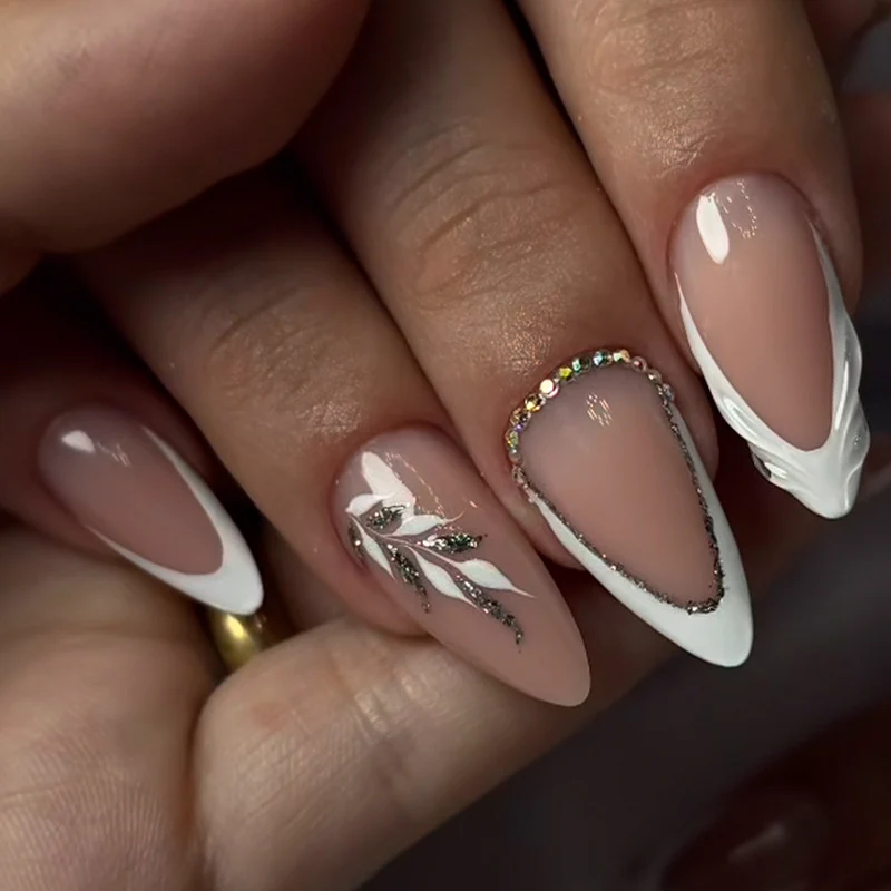 Kunstnagelset mit eleganten Spitzen und Glitzer-Akzenten Karnz