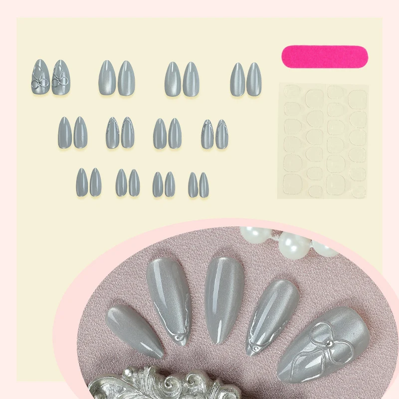 Kunstnagelset mit eleganten Silberakzenten Karnz