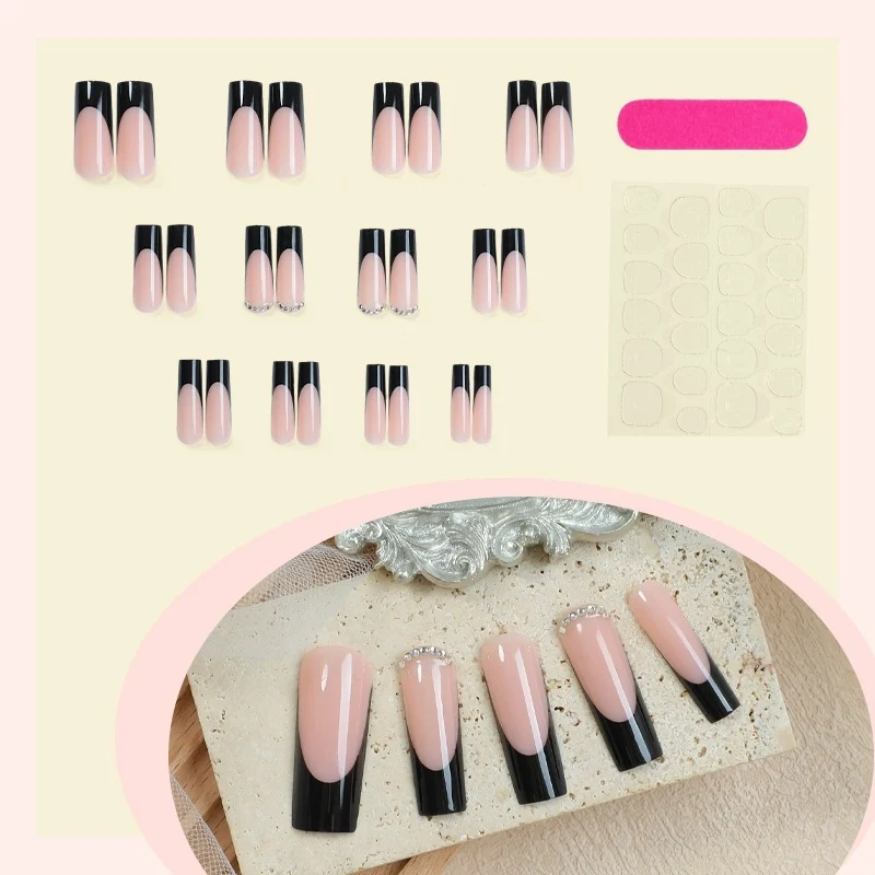 Kunstnagelset mit eleganten Schwarz-Weiß-Farben und Glitzerakzenten Karnz