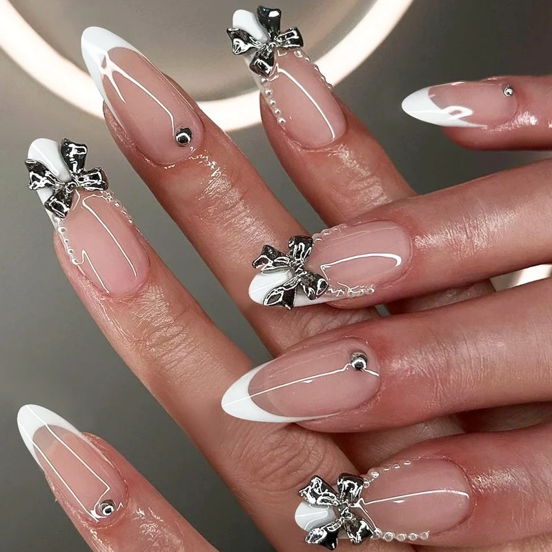 Kunstnagelset mit eleganten Schmuckverzierungen Karnz
