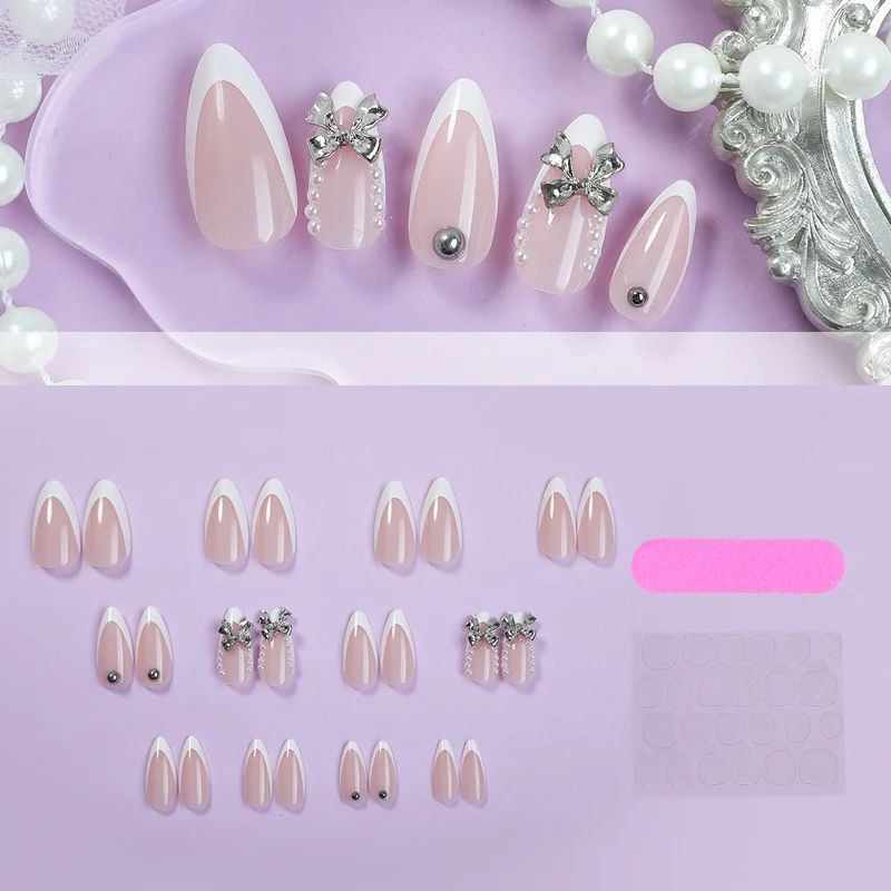 Kunstnagelset mit eleganten Schmuckverzierungen Karnz