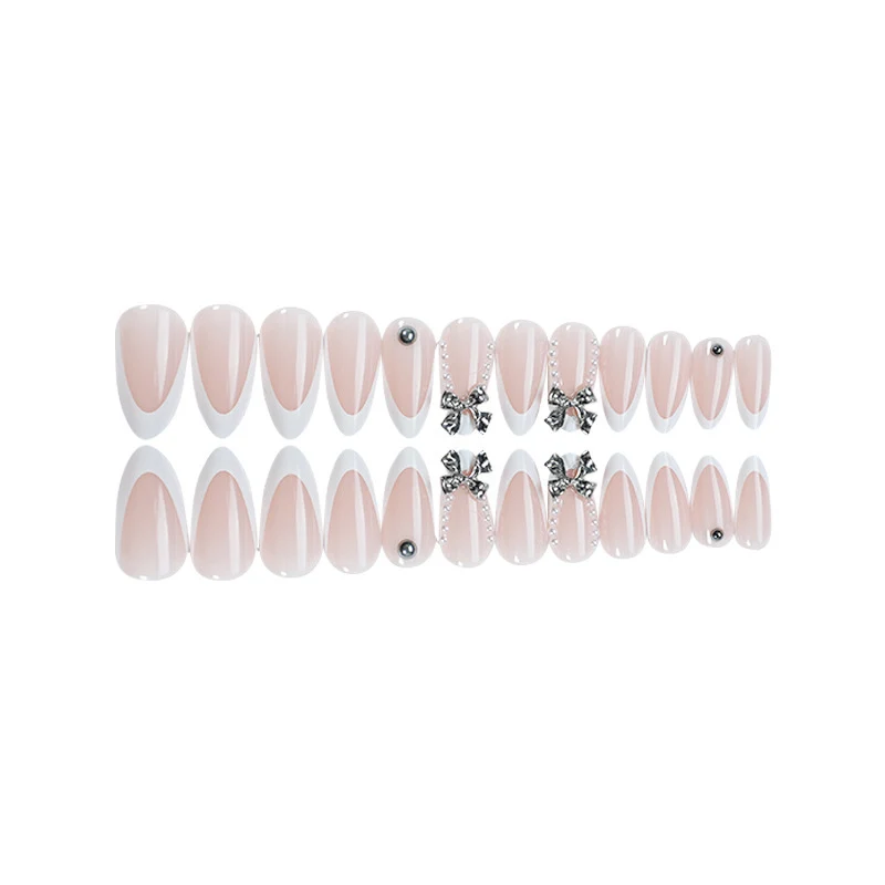 Kunstnagelset mit eleganten Schmuckverzierungen Karnz