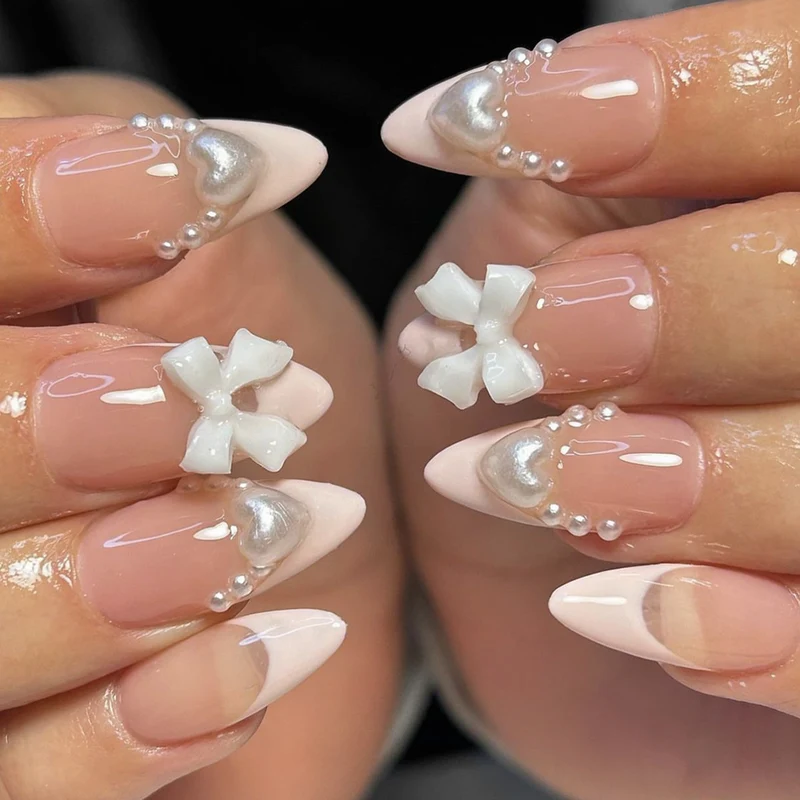 Kunstnagelset mit eleganten Perl- und Schleifenverzierungen Karnz