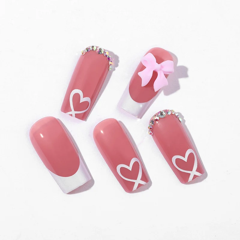 Kunstnagelset mit eleganten Motiv- und Glitzerdetails Karnz