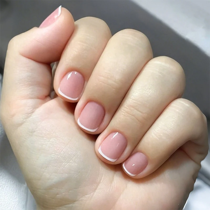 Kunstnagelset mit eleganten, hochglänzenden Nägeln Karnz